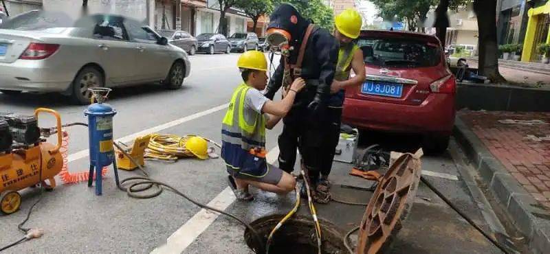 洪水退去賀州堵塞的下水道河岸邊的淤泥東倒西歪的路燈怎麼辦