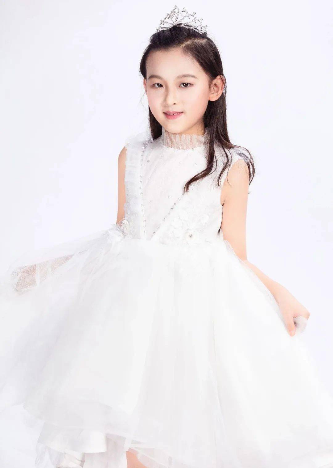 10岁可爱女孩儿演唱王菲经典歌曲《人间》,嗓音爱了!