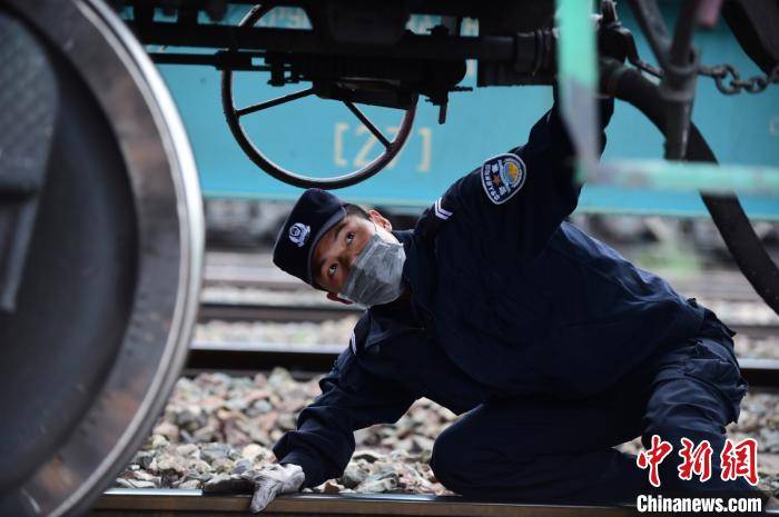 新疆阿拉山口边检民警护航中欧班列跑出加速度