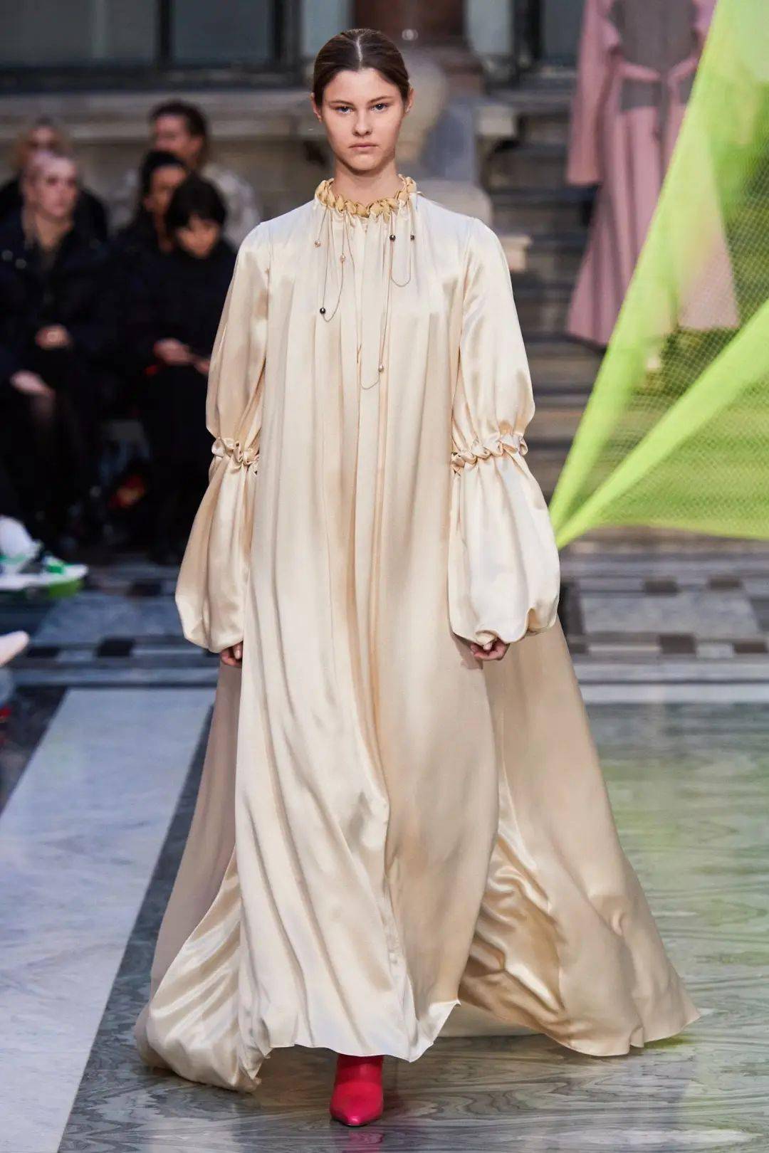 从2020秀场找婚纱灵感,这60套白色礼服看了就想结婚