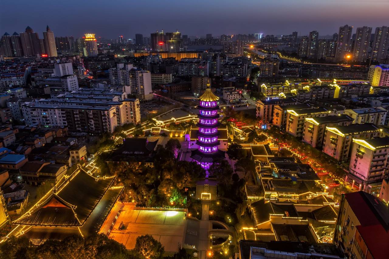 绳金塔,位于江西省南昌市西湖区绳金塔街东侧