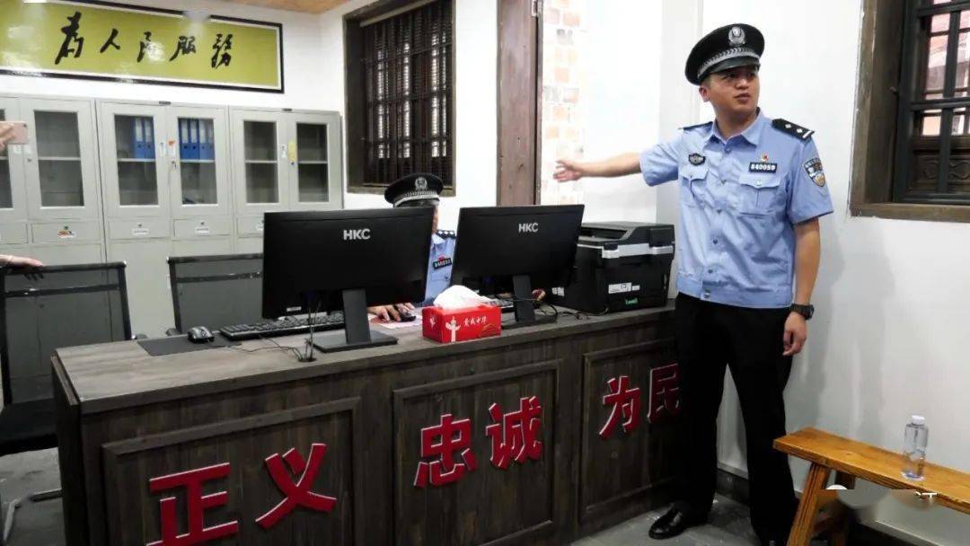 警务室"举行揭牌仪式,县委常委兰思义,副县长陈其民等为警务室揭牌