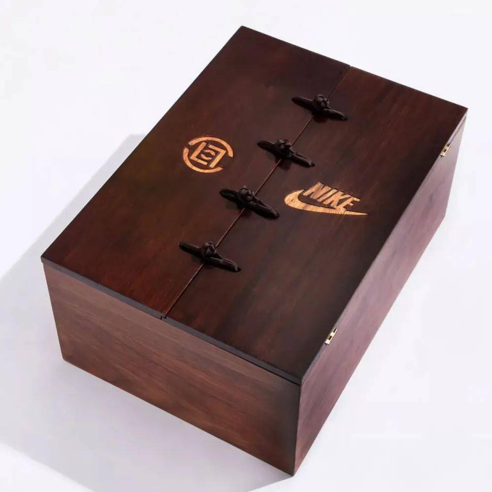 古风古韵的木盒,再加上中国味十足的盘扣设计,论特殊鞋盒