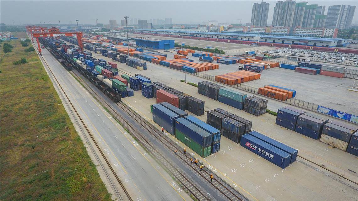 自2013年7月18日中欧班列(郑州)开行以来,该段圃田西线路车间就担负起