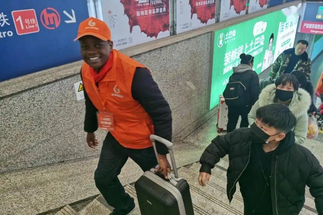 疫情期间在湖滨的外国人都接过一个电话是这位外国客服打的