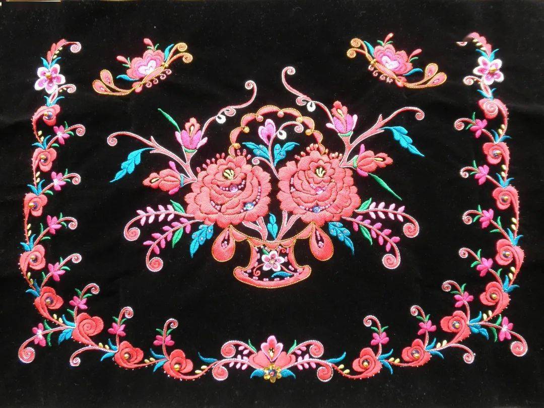 安顺地戏,安顺木雕,屯堡银饰,安顺蜡染,刺绣等非遗文化资源,还可一尝