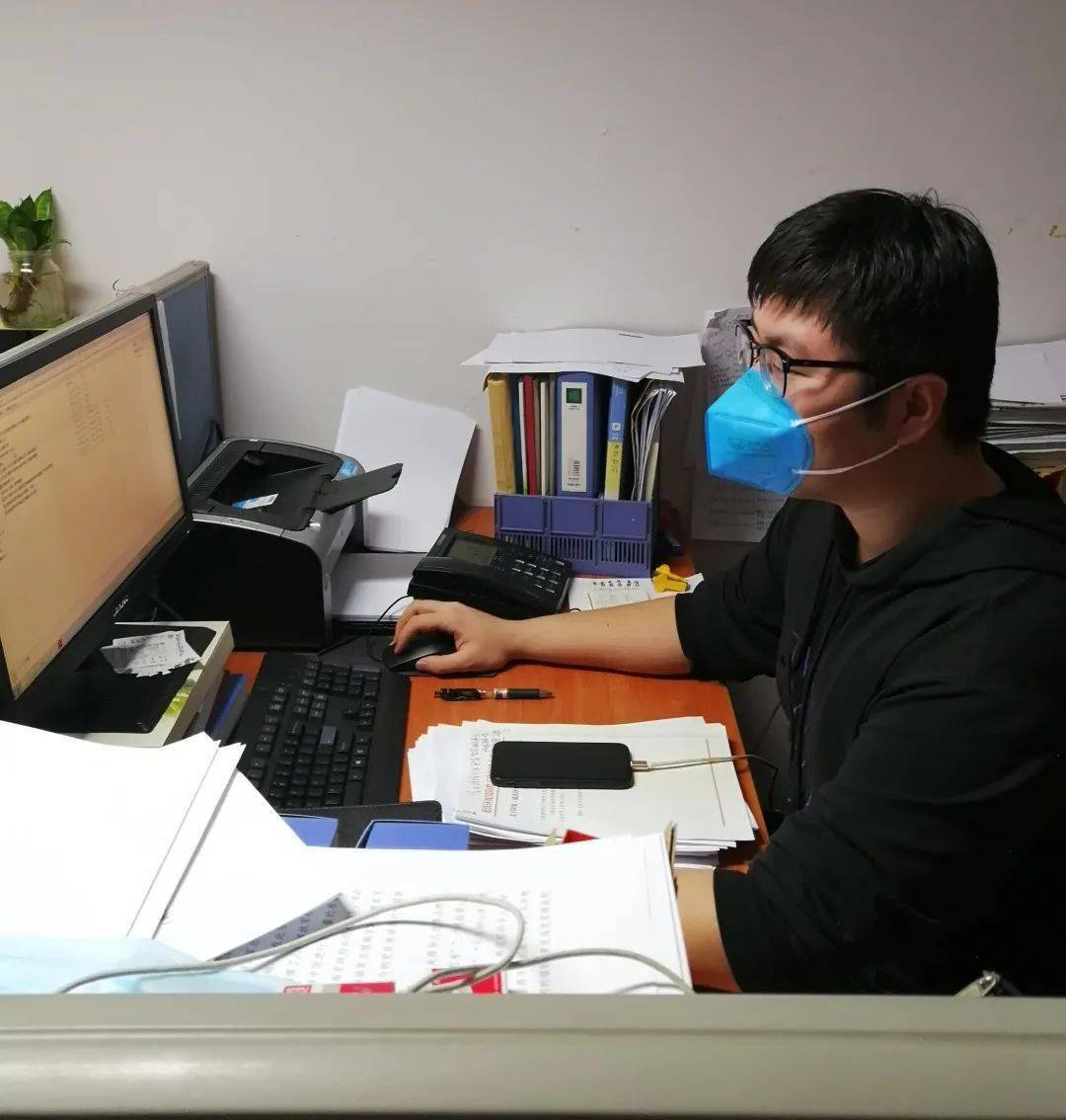 青年服务国家青春绽放疫线云点赞舍己为人忘我工作的商务局科员王玉冉