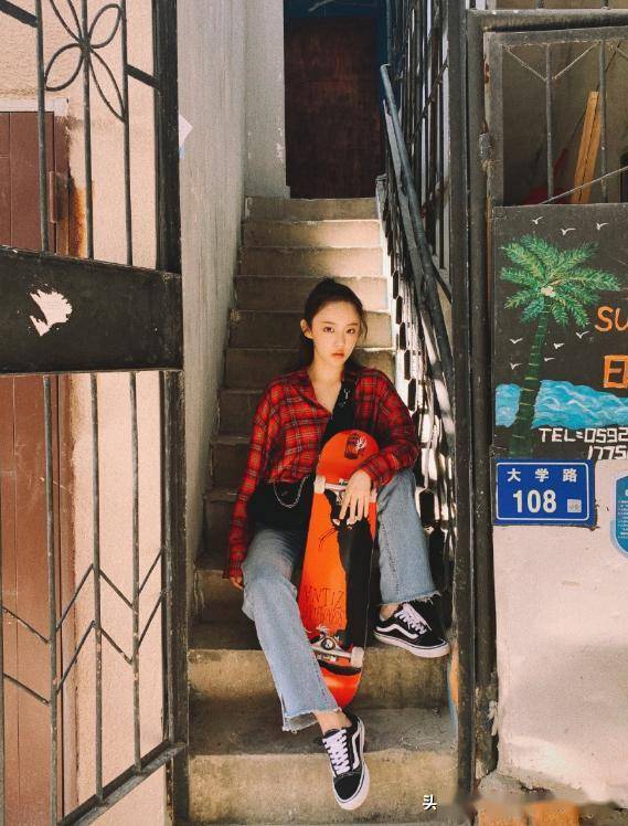 选择黑色板鞋,造型简单百搭穿起来很舒服,蛮受大家的喜欢的,整体比较