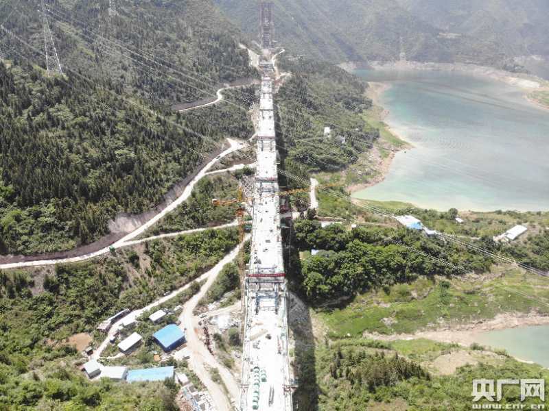 通讯员任承旺 张卓)6月12日凌晨,随着最后一次合龙段混凝土灌注完成