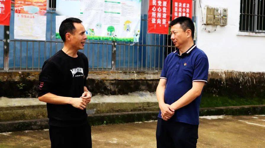 王丰副书记在裡洋村了解村扶贫工作开展情况△王丰副书记在下园村