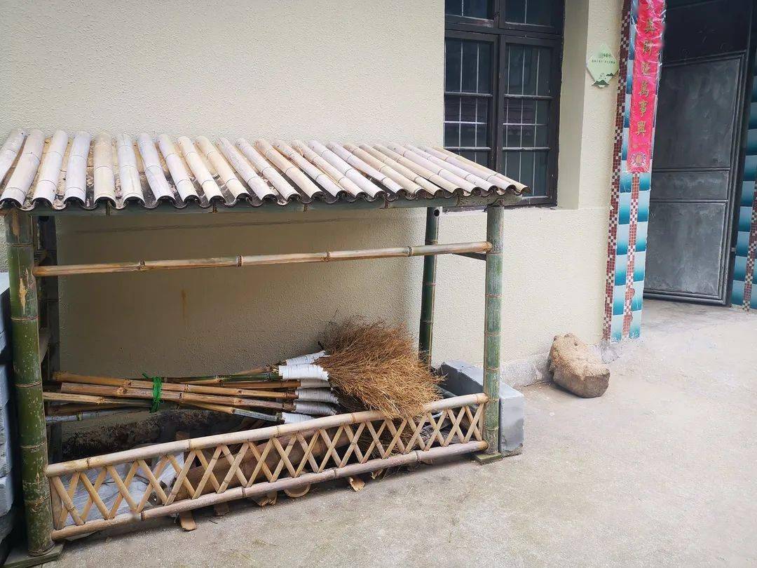 构筑精巧的小竹棚让房前屋后不见堆放的杂物.