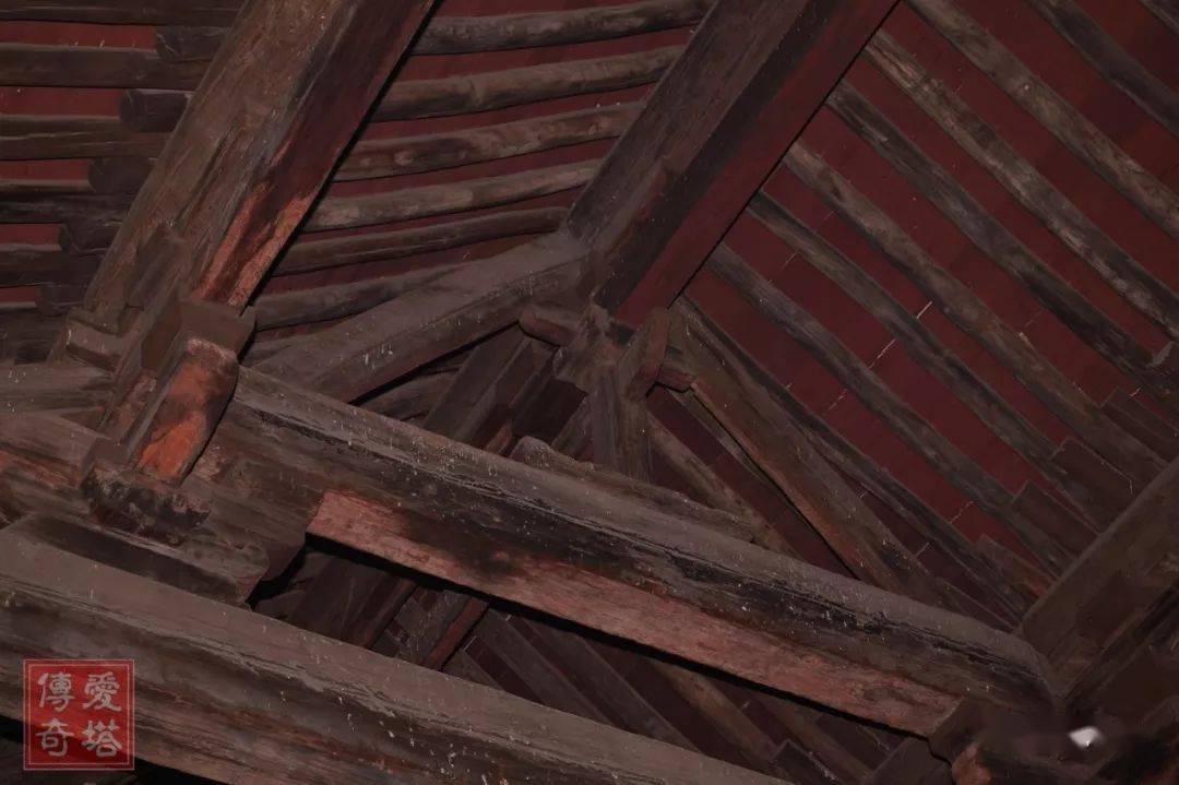 梁尾入柱,各层用托脚,平梁之上蜀柱,驼峰,叉手托举脊槫木结构古建筑