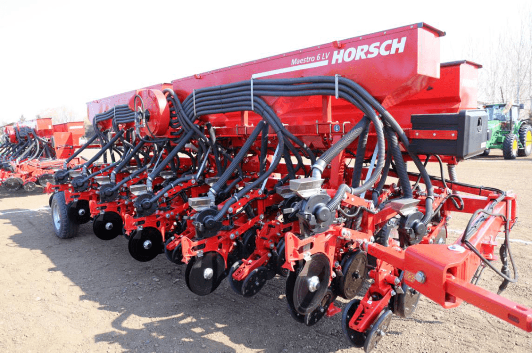 17万元,购入进口豪狮播种机,自动加肥机,施肥机铧子等各类农机具,加大