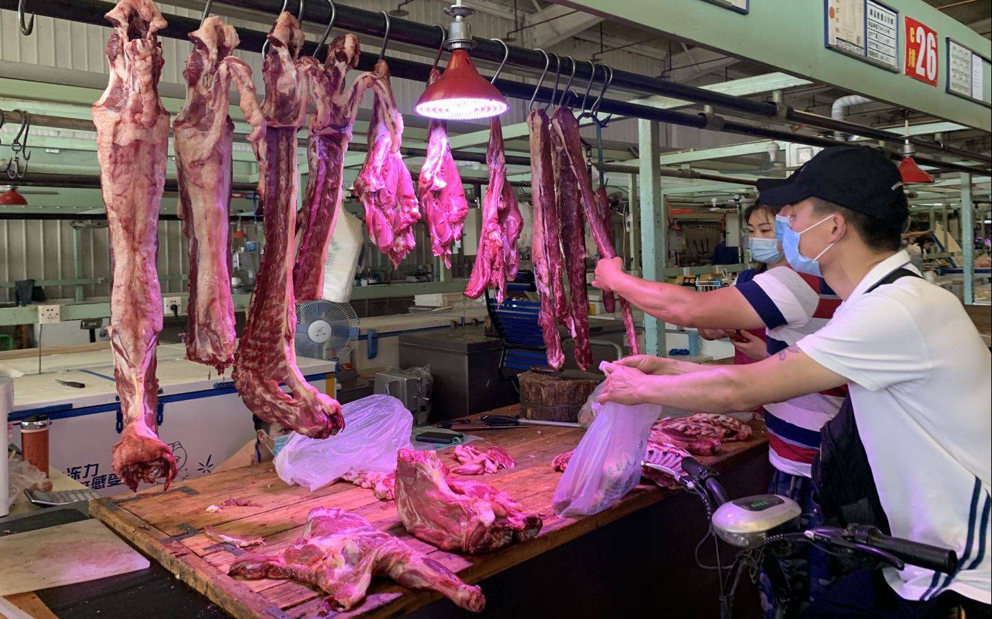 新京报记者 耿子叶 摄记者在走访中发现,大洋路批发市场果品区,牛羊肉