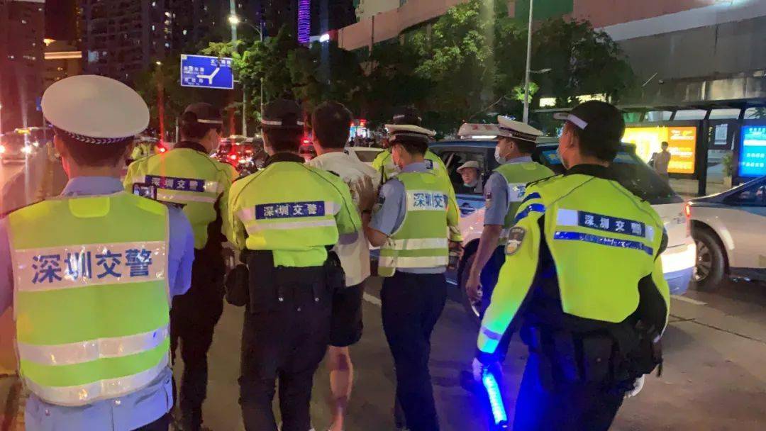 接受采访)来自于罗湖大队东门中队在现场进行猎虎的交警(罗湖大队东