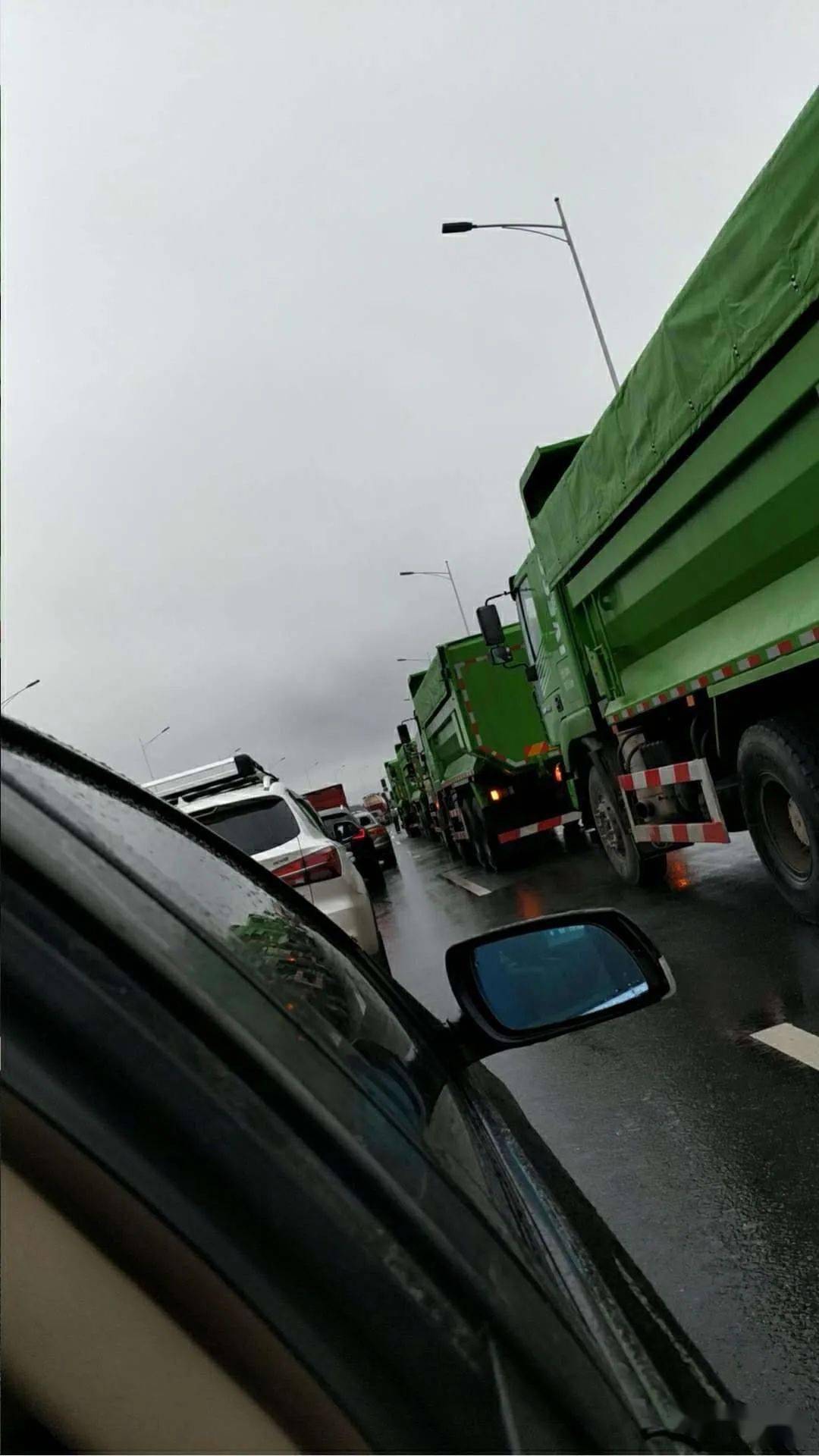 雨天高速堵车图片真实图片