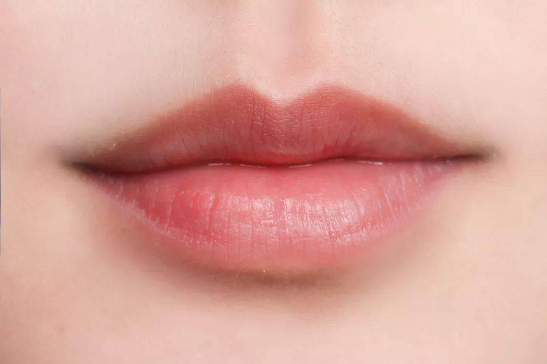 唇珠微凸,唇峰唇谷呈现出m型 这种唇形就很接近标准唇 baby就是典型的