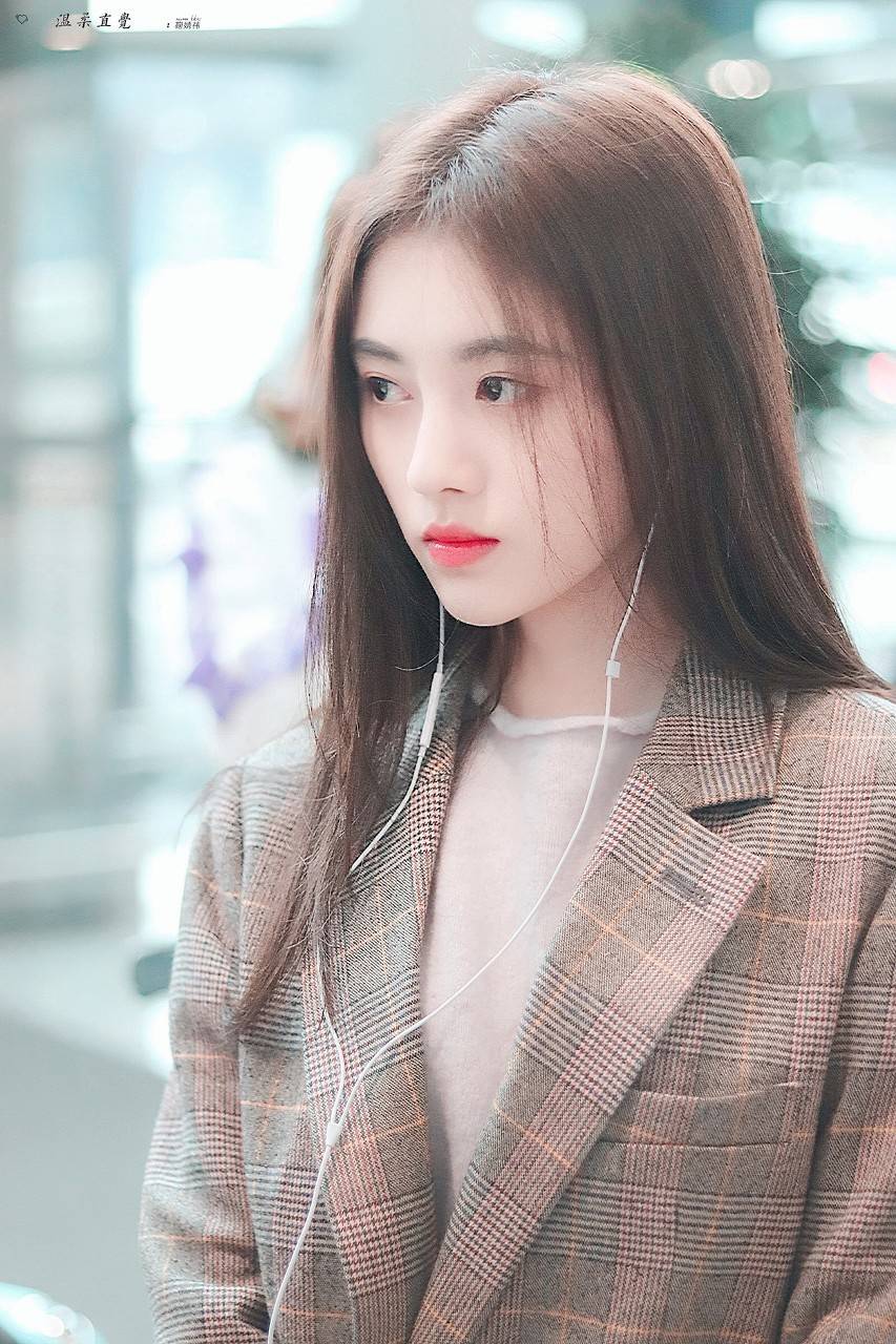 鞠婧祎的甜美穿搭,甜美性感气质出众