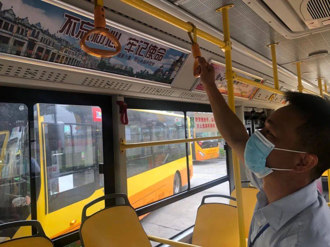 突发开平一老人赶公交车不慎跌倒