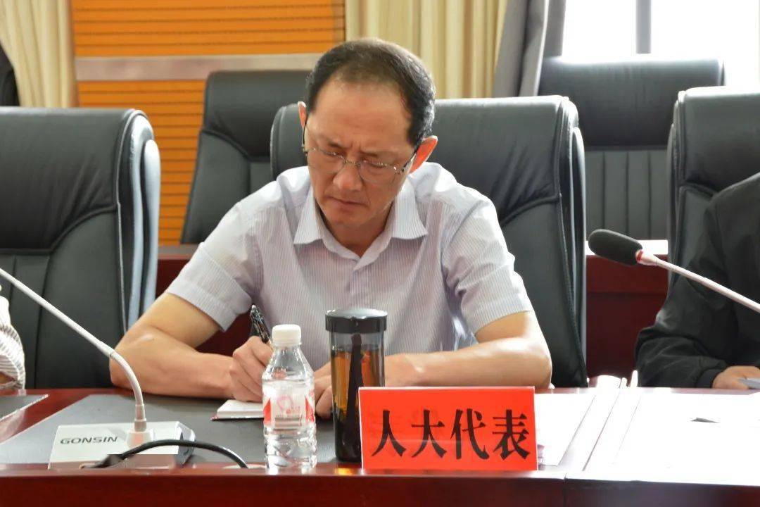 座谈会上,党组成员,副检察长杜国龙向参会代表介绍"群众来信7日内程序