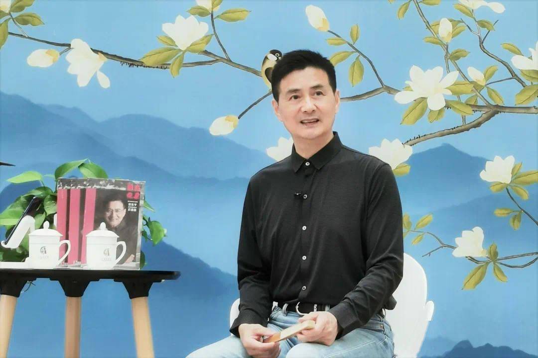 "这是淮剧名家,上海淮剧团艺术总监梁伟平此前初试抖音直播时发出的