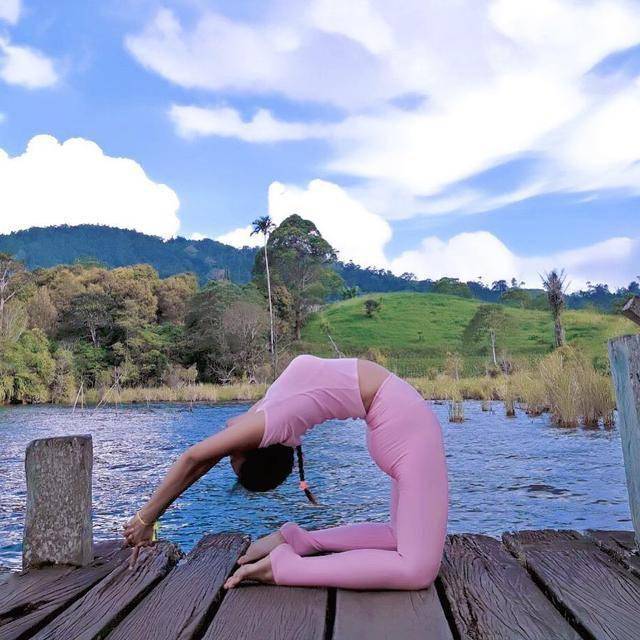 38岁车晓大秀空中瑜伽身姿优雅体态迷人网友平衡力惊人