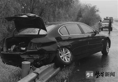 寶馬車高速上失控撞護欄 交警:雨天行車請牢記5點提醒