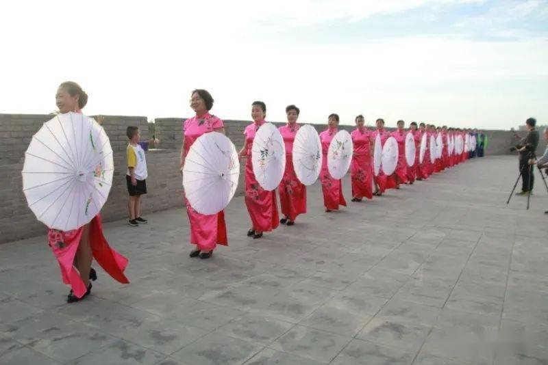 第15个非遗日逯家庄旗袍队在忻州古城开展走秀活动