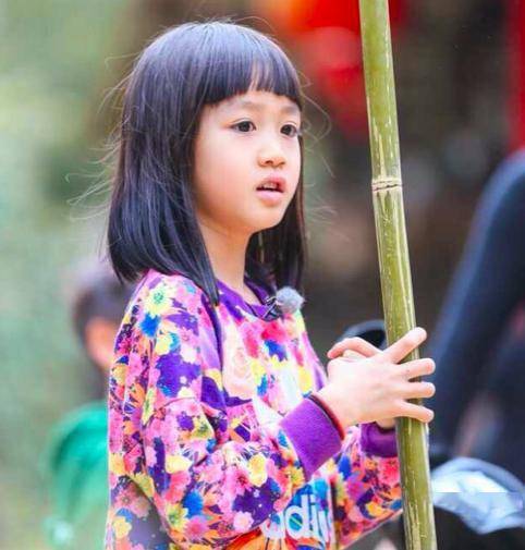 拍短视频大长腿瞩目,外貌被赞是钟丽缇翻版_严铮