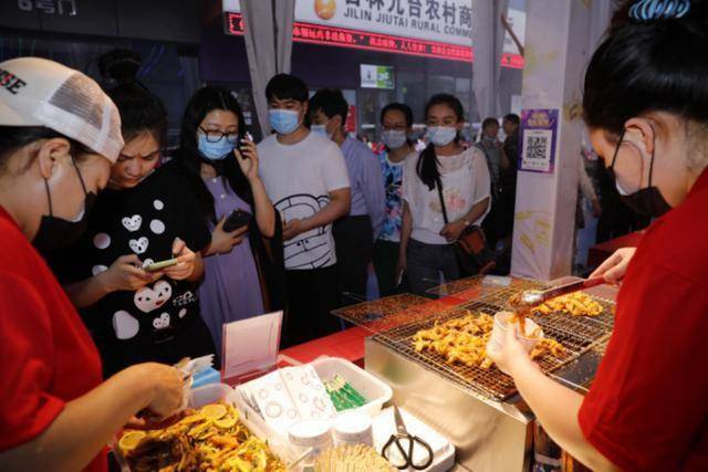 长春这8个地方要成夜间打卡地了中东七彩城迅驰广场彩织街
