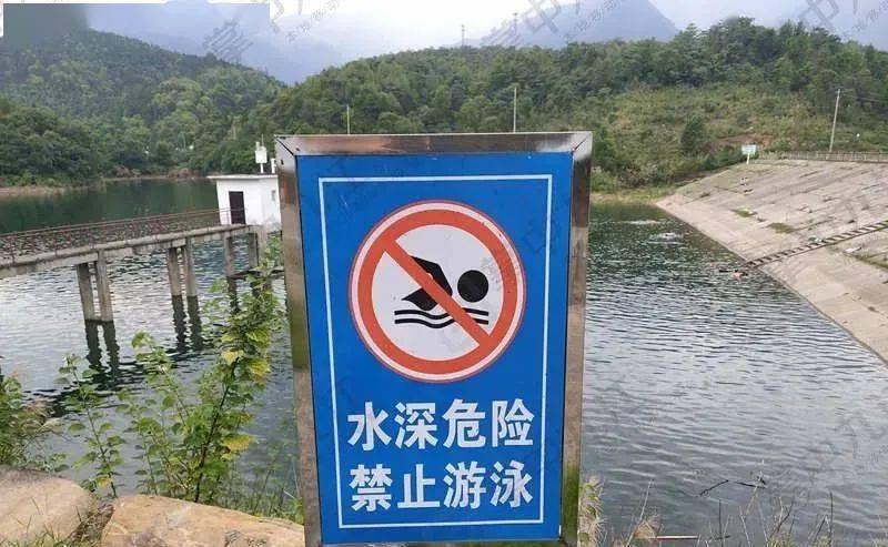 蛇头岭水库又成泳池,竟然有三四岁的孩子在玩耍!_游泳