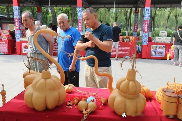 窝头,永清烧鸡,香河肉饼等约30家廊坊传统美味,观看花丝镶嵌,胜芳花灯