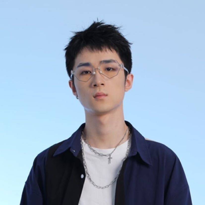 他不仅被邀请当解说,还被邀请跟明星合作!_王小