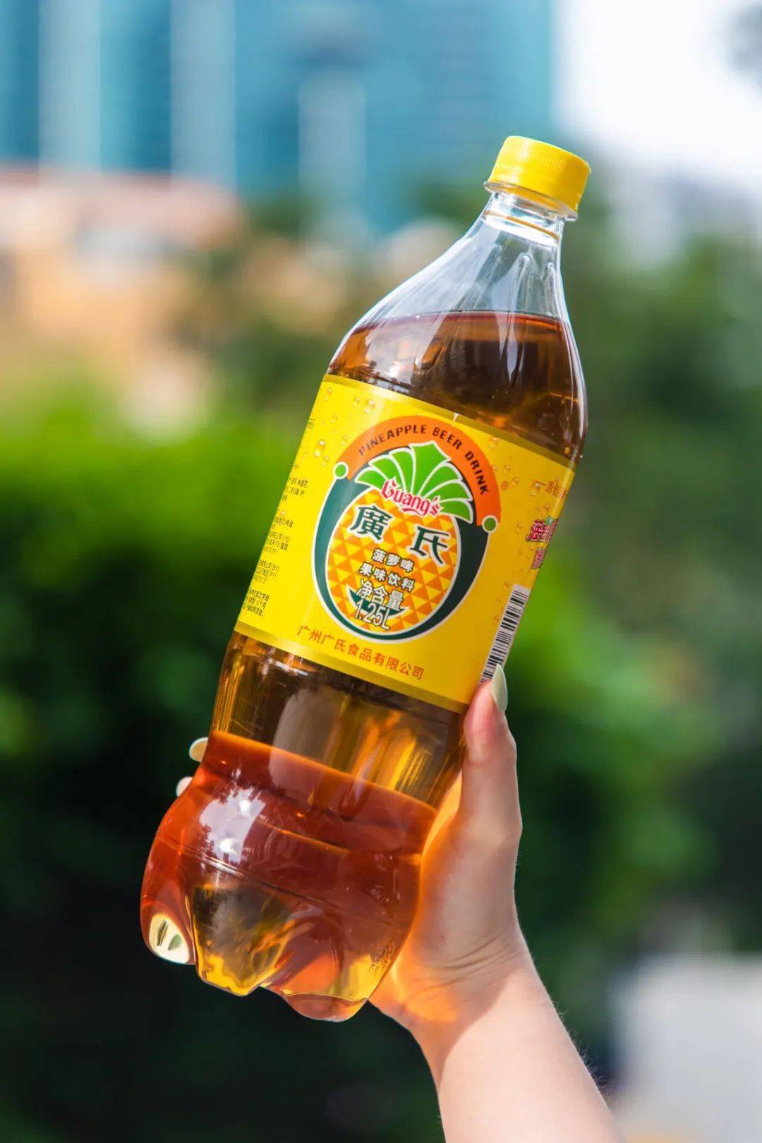 虽然现在大多都是没有酒精的菠萝啤,但是它还是承载