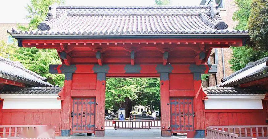 被假借为东京大学的代称,也因而常被误以为是东京大学的正门,东京大学