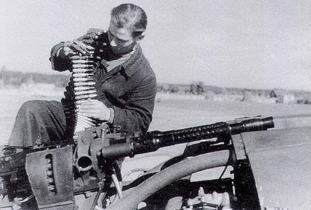 德军为mg151/20装填弹药到1945年时,从德国运来的mg151/20和配套弹药