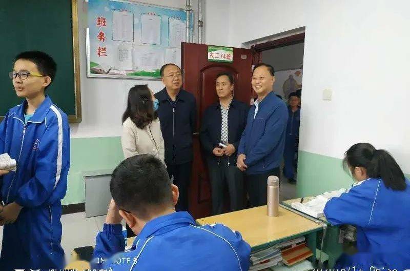县教科局局长张占羽深入繁峙中学初中部调研指导工作