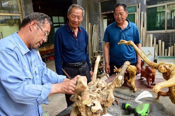 荆疙瘩变废为宝——记济宁曲阜市吴村镇九仙山老艺人徐成宝_根雕