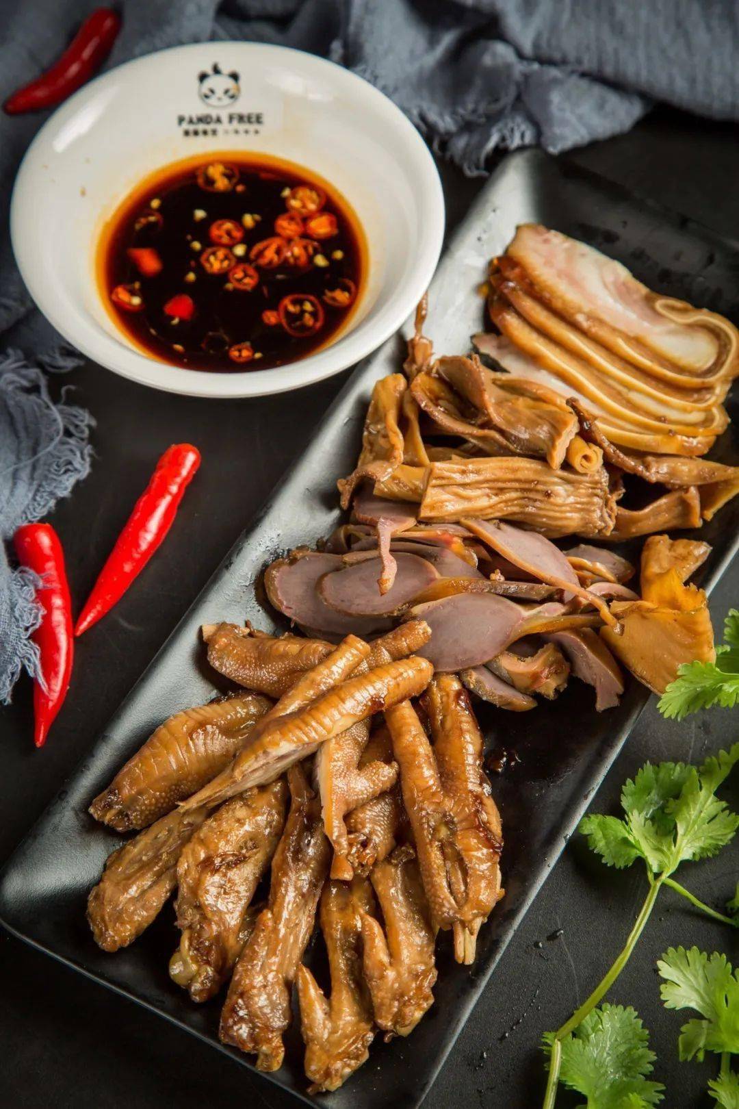 米饭金黄软糯,配料更是精细讲究, 进店必点-特色小吃  【卤味拼盘】