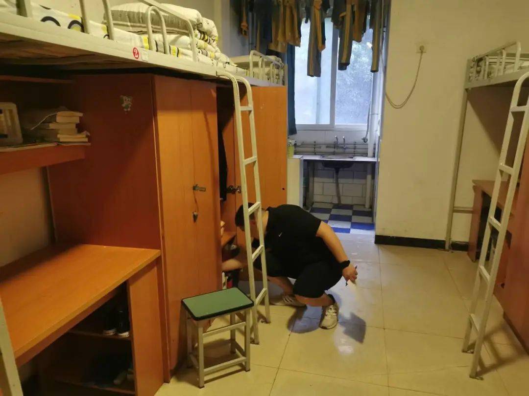 校园宿舍是公共场所,涉及公共安全利益,为落实学校工作思路,打造二外