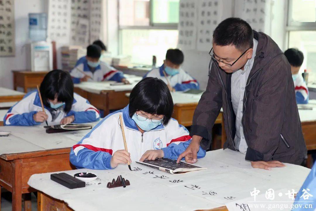 校长访谈全力办好家门口的教育访甘谷县第四中学校长冯俊仁