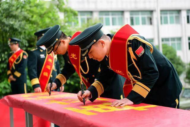 火箭军21名干部转业,部队的送别方式很特别