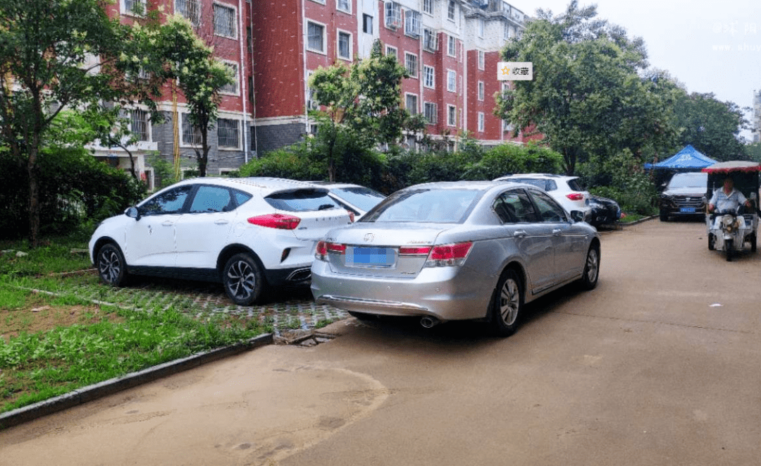 网爆沭阳某车主长期霸占小区公共车位看别人停就故意堵车还搬砖头不给