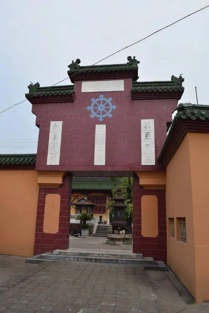 南广教寺内的院门南广教寺也算是一座规模较大的寺庙,其山门前并列着
