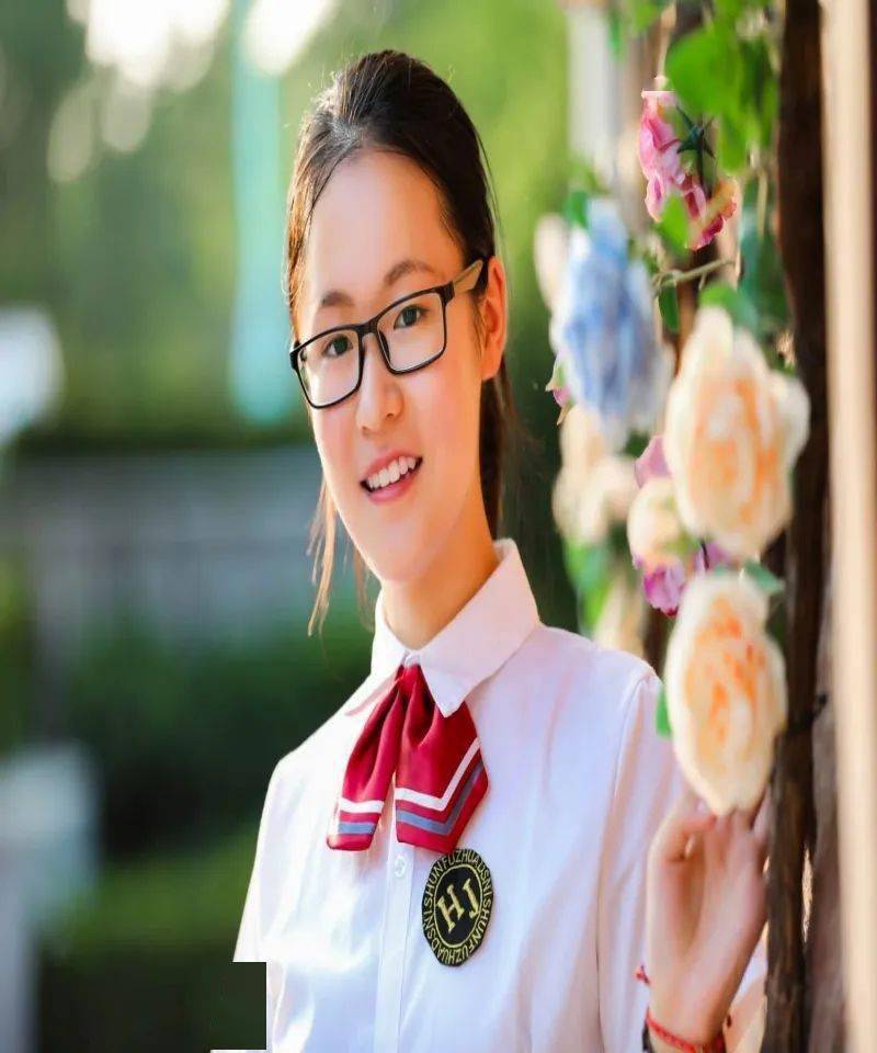 勤劳的新媒体人组成,他们分别是最优秀的部长曹月,最温暖的副部王雪晴