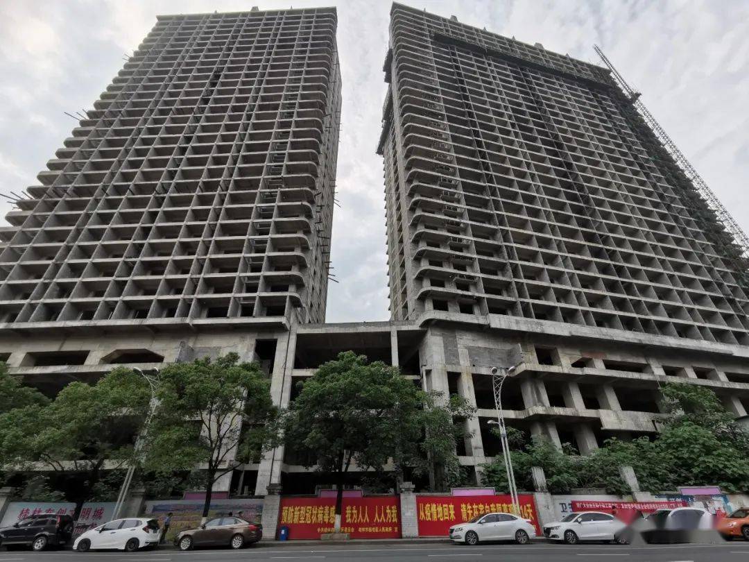 韦乃政作为桂林金穗投资有限公司的法人代表,在建设人民大厦楼盘过程