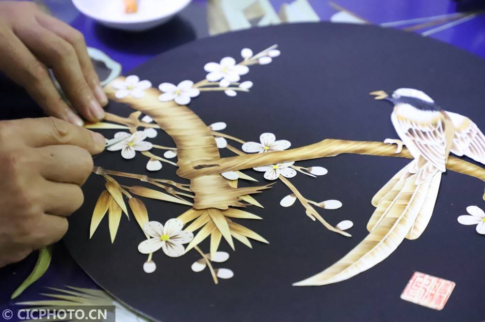 祖传手艺,用麦秸秆制作麦秆画,让麦秸秆变废为宝,作品畅销全国各地