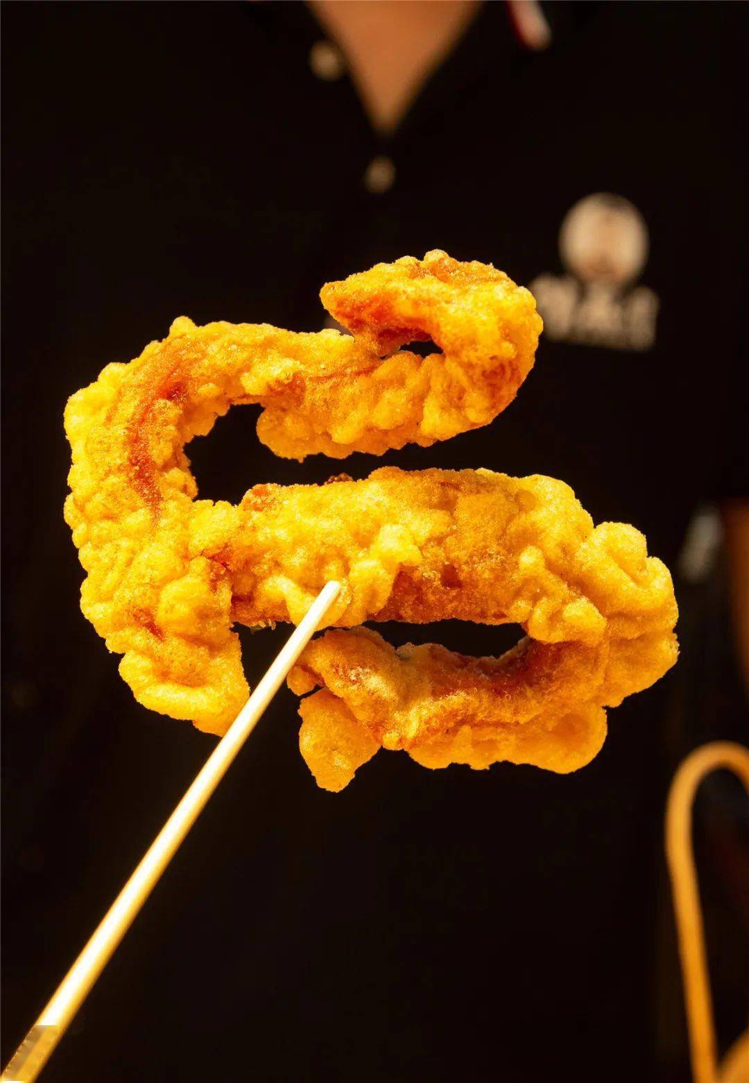 现炸的酥肉在油锅里翻滚大老远都能闻到香味简直是钟爱吃肉的小伙伴