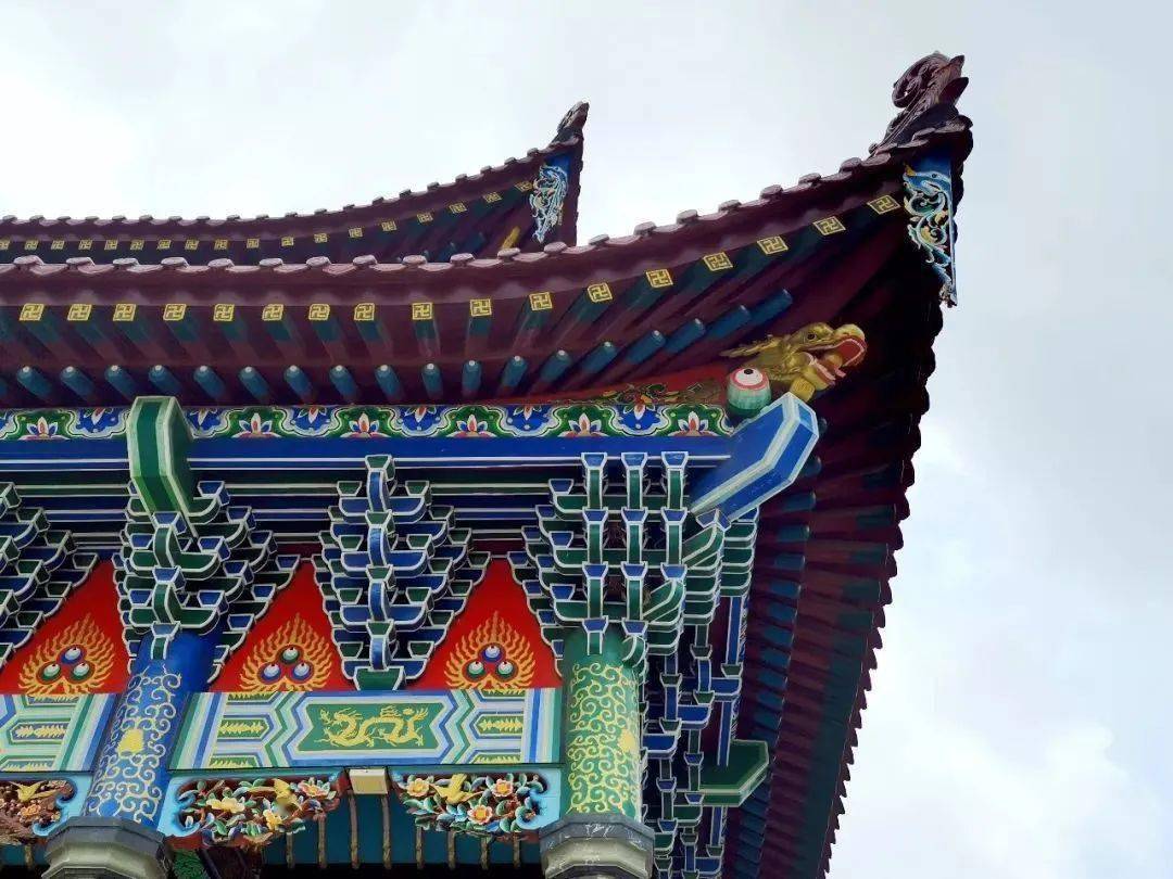 古建筑装饰部分较突出的有天棚,藻井,种类多样,有方形,八角形,圆形