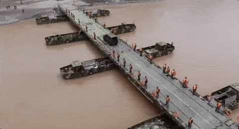 40分钟"变"出一座222米大桥!兵哥哥渡河神操作看呆网友